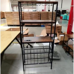 COSTWAY Sideboards>Buffé av kök 165 cm Multi-Nivåer , Strömuttag, Stöd för glas och muggar, 24 Flaskhyllor, 8 Krokar