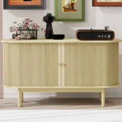 Skåp>Naturlig skänk i trä med ribbor & skjutdörrar – retro-modernt 138 cm skåp med ben i furu & justerbara hyllor