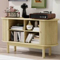 Skåp>Naturlig skänk i trä med ribbor & skjutdörrar – retro-modernt 138 cm skåp med ben i furu & justerbara hyllor