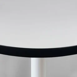 Matbord>Rund bord Ø 70 cm - modell Round fot svarta kanter